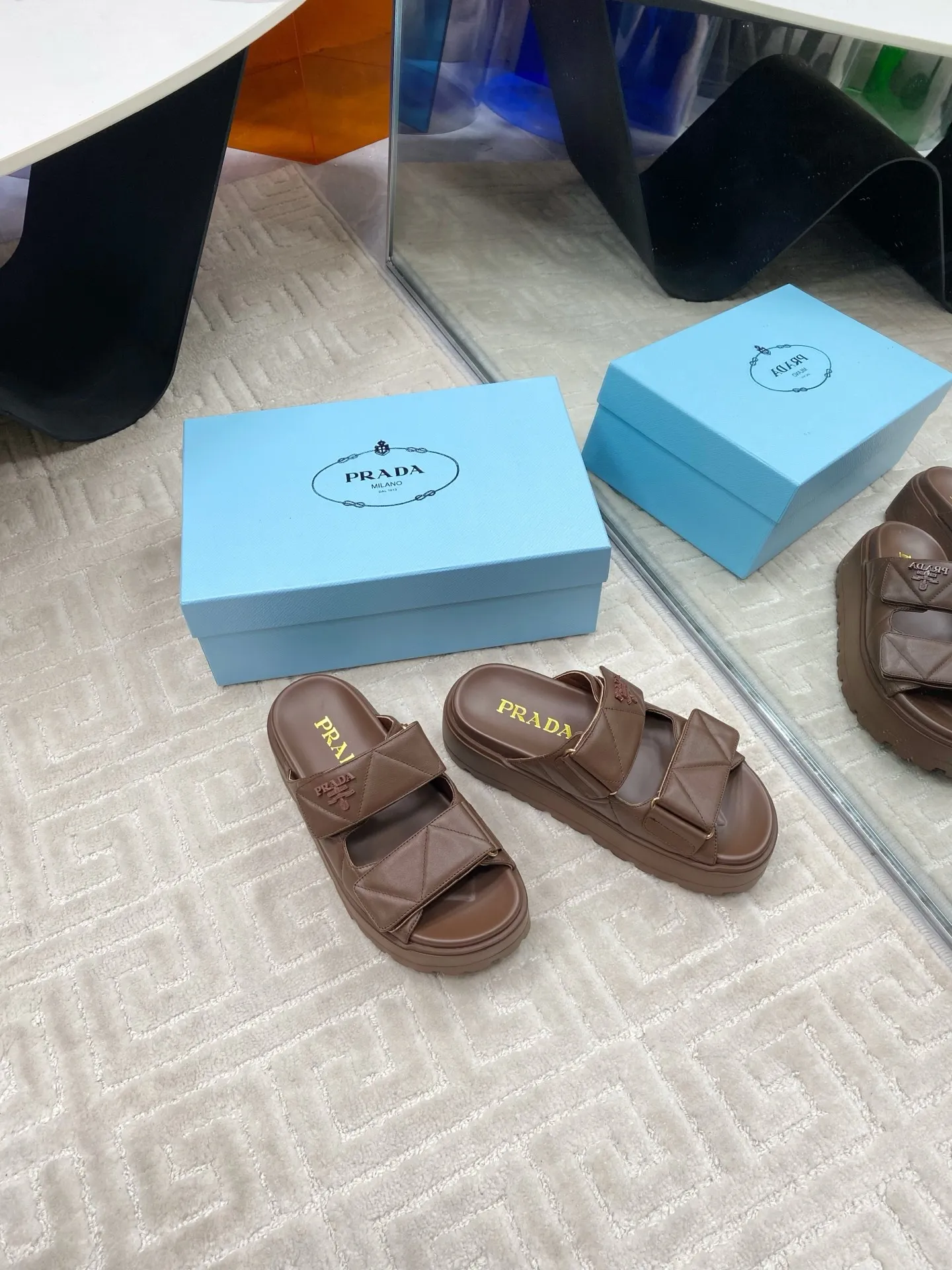 👟👟Ex-factory price 580👟👟 Prada Prada 2025 spring and summer new sandals Roman thick-soled Velcro sandals slippers The latest catwalk style, classic upgrades Comfort and fashionability coexist Each color combination looks good, and the design matches different style needs Upper: Original customized cowhide Lining: Original customized sheepskin lining, cowhide Foot pads Outsole: Original open-molded anti-slip outsole Shoe size: 35-40